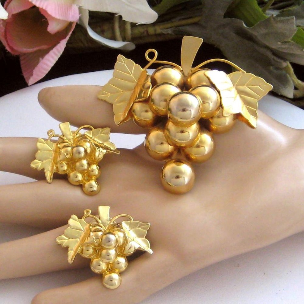 Grapes Bunch Brooch/Pendant & matching clip Earrings signed F.C. gold tone